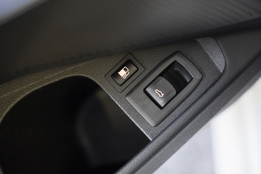 BMW 3 Serie Touring 320e M Line / Head Up / Memory / Navi / Camera / Acc / F1 / Open Panoramadak / Led / Pdc / 19 Inch