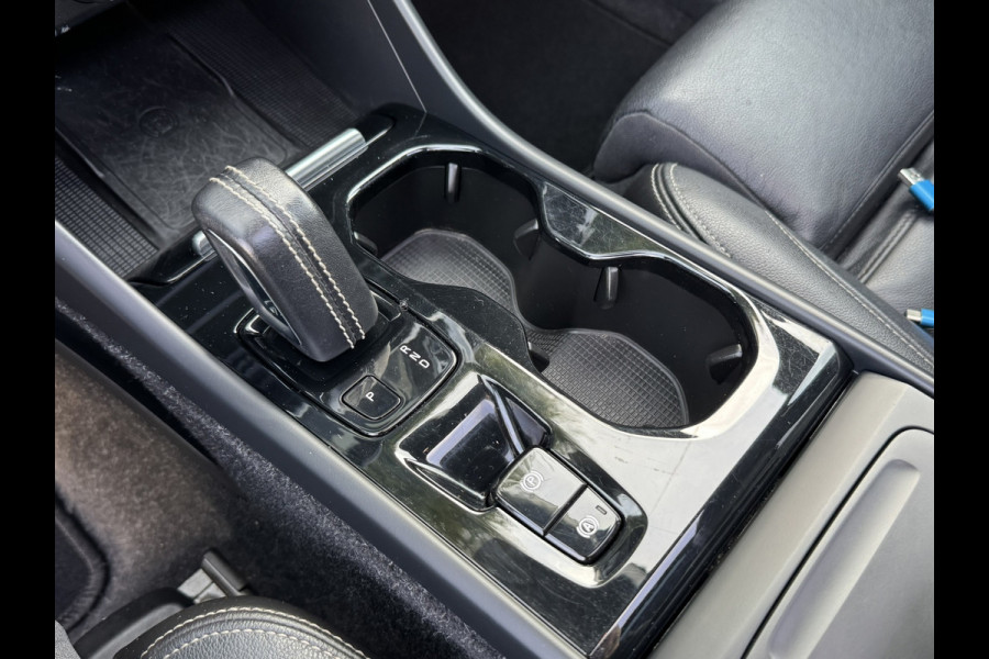 Volvo XC40 2.0 T4 R-Design Automaat Pano Trekhaak Camera Adaptive Cruise Leder Carplay Harman/Kardon All-Season banden