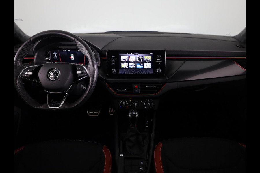 Škoda Kamiq 1.0 TSI Monte Carlo 110 PK DSG | Navigatie via app | Panorama dak | 17"LM velgen | Parkeercamera |