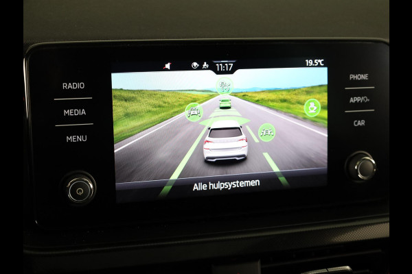 Škoda Kamiq 1.0 TSI Monte Carlo 110 PK DSG | Navigatie via app | Panorama dak | 17"LM velgen | Parkeercamera |