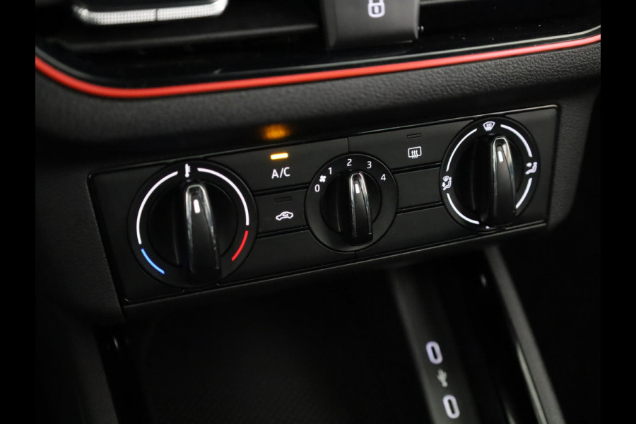Škoda Kamiq 1.0 TSI Monte Carlo 110 PK DSG | Navigatie via app | Panorama dak | 17"LM velgen | Parkeercamera |