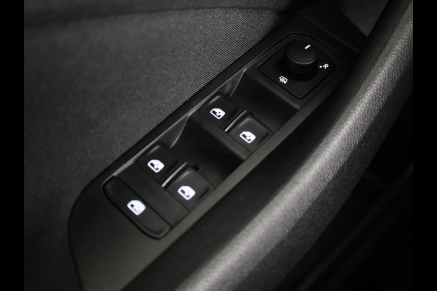 Škoda Kamiq 1.0 TSI Monte Carlo 110 PK DSG | Navigatie via app | Panorama dak | 17"LM velgen | Parkeercamera |