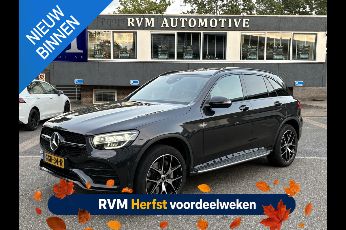 Mercedes-Benz GLC 300e 4MATIC Premium Plus VAN: € 43.900- VOOR: € 39.877,- UW HERFSTVOORDEEL: € 4.023,-| PANO| ELEKTRISCHE STOELEN MET MEMORY| ADAPTIVE CRUISE CONTROL| ELEK. TREKHAAK| SFEERVERLICHTING| ELEKTRISCHE ACHTERKLEP| 360 CAMERA| CARPLAY| | COMPLETE UITVOERING!|