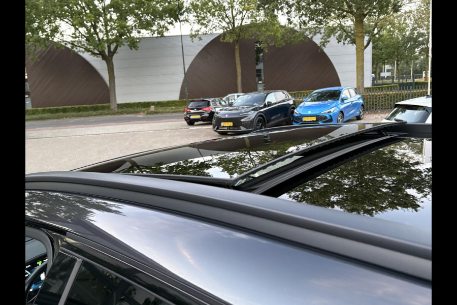 Mercedes-Benz GLC 300e 4MATIC Premium Plus VAN: € 43.900- VOOR: € 39.877,- UW HERFSTVOORDEEL: € 4.023,-| PANO| ELEKTRISCHE STOELEN MET MEMORY| ADAPTIVE CRUISE CONTROL| ELEK. TREKHAAK| SFEERVERLICHTING| ELEKTRISCHE ACHTERKLEP| 360 CAMERA| CARPLAY| | COMPLETE UITVOERING!|