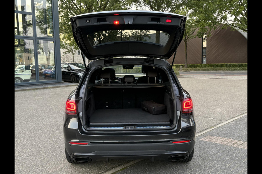 Mercedes-Benz GLC 300e 4MATIC Premium Plus VAN: € 43.900- VOOR: € 39.877,- UW HERFSTVOORDEEL: € 4.023,-| PANO| ELEKTRISCHE STOELEN MET MEMORY| ADAPTIVE CRUISE CONTROL| ELEK. TREKHAAK| SFEERVERLICHTING| ELEKTRISCHE ACHTERKLEP| 360 CAMERA| CARPLAY| | COMPLETE UITVOERING!|
