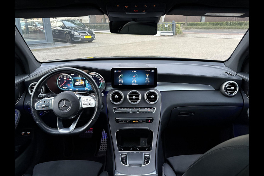Mercedes-Benz GLC 300e 4MATIC Premium Plus VAN: € 43.900- VOOR: € 39.877,- UW HERFSTVOORDEEL: € 4.023,-| PANO| ELEKTRISCHE STOELEN MET MEMORY| ADAPTIVE CRUISE CONTROL| ELEK. TREKHAAK| SFEERVERLICHTING| ELEKTRISCHE ACHTERKLEP| 360 CAMERA| CARPLAY| | COMPLETE UITVOERING!|