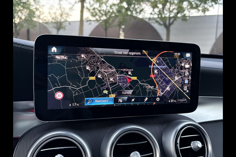 Mercedes-Benz GLC 300e 4MATIC Premium Plus VAN: € 43.900- VOOR: € 39.877,- UW HERFSTVOORDEEL: € 4.023,-| PANO| ELEKTRISCHE STOELEN MET MEMORY| ADAPTIVE CRUISE CONTROL| ELEK. TREKHAAK| SFEERVERLICHTING| ELEKTRISCHE ACHTERKLEP| 360 CAMERA| CARPLAY| | COMPLETE UITVOERING!|