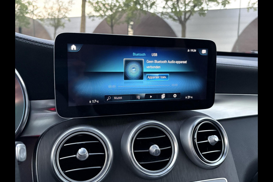 Mercedes-Benz GLC 300e 4MATIC Premium Plus VAN: € 43.900- VOOR: € 39.877,- UW HERFSTVOORDEEL: € 4.023,-| PANO| ELEKTRISCHE STOELEN MET MEMORY| ADAPTIVE CRUISE CONTROL| ELEK. TREKHAAK| SFEERVERLICHTING| ELEKTRISCHE ACHTERKLEP| 360 CAMERA| CARPLAY| | COMPLETE UITVOERING!|