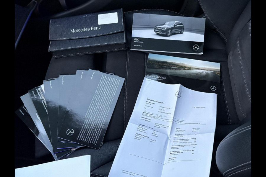 Mercedes-Benz GLC 300e 4MATIC Premium Plus VAN: € 43.900- VOOR: € 39.877,- UW HERFSTVOORDEEL: € 4.023,-| PANO| ELEKTRISCHE STOELEN MET MEMORY| ADAPTIVE CRUISE CONTROL| ELEK. TREKHAAK| SFEERVERLICHTING| ELEKTRISCHE ACHTERKLEP| 360 CAMERA| CARPLAY| | COMPLETE UITVOERING!|