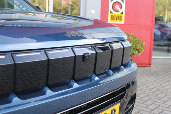 Jeep Compass 1.2 145PK e-Hybrid FIRST EDITION | PANORAMADAK: TWEEDELIG PANORAMISCH SCHUIF-/KANTELDAK | PREMIUM PACK: FOCAL PREMIUM AUDIO/STOELMASSAGE VÓÓR/STOELVENTILATIE VÓÓR/ELEKTRISCH VERSTELBARE VOORSTOELEN MET GEHEUGENFUNCTIE/GLANZEND ZWART GESPOTEN BUMPERS | CONVENIENCE PACK: 360° CAMERA /PARKEERSENSOREN VÓÓR, ACHTER & ZIJDELINGS/BLIND SPOT MONITORING/PEDAALVERWARMINGSPREVENTIE | PACIFIC BLUE | LED MATRIX KOPLAMPEN | 18" LICHTMETALEN VELGEN | VERLICHTE 7-SLEUFS GRILL | PRIVACY GLASS | STOEL/STUUR VERWARMING | VERWARMBARE VOORRUITRAND |SFEERVERLICHTING | ELEKTRISCH BEDIENBARE