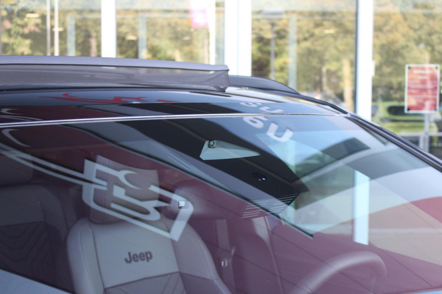 Jeep Compass 1.2 145PK e-Hybrid FIRST EDITION | PANORAMADAK: TWEEDELIG PANORAMISCH SCHUIF-/KANTELDAK | PREMIUM PACK: FOCAL PREMIUM AUDIO/STOELMASSAGE VÓÓR/STOELVENTILATIE VÓÓR/ELEKTRISCH VERSTELBARE VOORSTOELEN MET GEHEUGENFUNCTIE/GLANZEND ZWART GESPOTEN BUMPERS | CONVENIENCE PACK: 360° CAMERA /PARKEERSENSOREN VÓÓR, ACHTER & ZIJDELINGS/BLIND SPOT MONITORING/PEDAALVERWARMINGSPREVENTIE | PACIFIC BLUE | LED MATRIX KOPLAMPEN | 18" LICHTMETALEN VELGEN | VERLICHTE 7-SLEUFS GRILL | PRIVACY GLASS | STOEL/STUUR VERWARMING | VERWARMBARE VOORRUITRAND |SFEERVERLICHTING | ELEKTRISCH BEDIENBARE