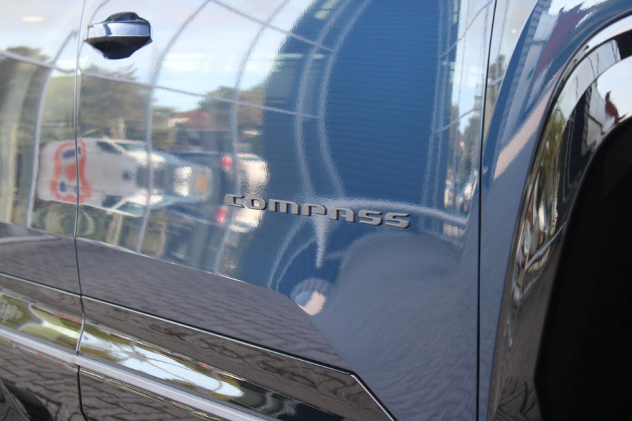 Jeep Compass 1.2 145PK e-Hybrid FIRST EDITION | PANORAMADAK: TWEEDELIG PANORAMISCH SCHUIF-/KANTELDAK | PREMIUM PACK: FOCAL PREMIUM AUDIO/STOELMASSAGE VÓÓR/STOELVENTILATIE VÓÓR/ELEKTRISCH VERSTELBARE VOORSTOELEN MET GEHEUGENFUNCTIE/GLANZEND ZWART GESPOTEN BUMPERS | CONVENIENCE PACK: 360° CAMERA /PARKEERSENSOREN VÓÓR, ACHTER & ZIJDELINGS/BLIND SPOT MONITORING/PEDAALVERWARMINGSPREVENTIE | PACIFIC BLUE | LED MATRIX KOPLAMPEN | 18" LICHTMETALEN VELGEN | VERLICHTE 7-SLEUFS GRILL | PRIVACY GLASS | STOEL/STUUR VERWARMING | VERWARMBARE VOORRUITRAND |SFEERVERLICHTING | ELEKTRISCH BEDIENBARE