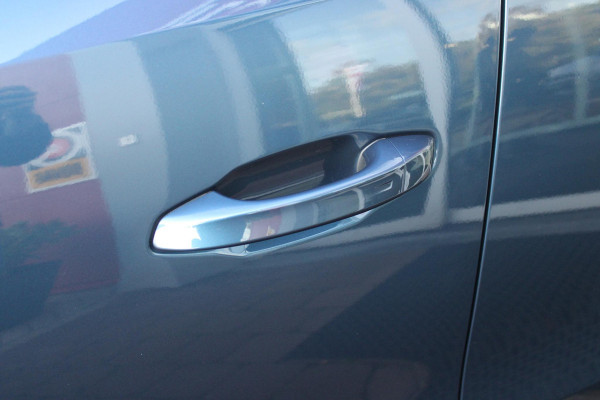 Jeep Compass 1.2 145PK e-Hybrid FIRST EDITION | PANORAMADAK: TWEEDELIG PANORAMISCH SCHUIF-/KANTELDAK | PREMIUM PACK: FOCAL PREMIUM AUDIO/STOELMASSAGE VÓÓR/STOELVENTILATIE VÓÓR/ELEKTRISCH VERSTELBARE VOORSTOELEN MET GEHEUGENFUNCTIE/GLANZEND ZWART GESPOTEN BUMPERS | CONVENIENCE PACK: 360° CAMERA /PARKEERSENSOREN VÓÓR, ACHTER & ZIJDELINGS/BLIND SPOT MONITORING/PEDAALVERWARMINGSPREVENTIE | PACIFIC BLUE | LED MATRIX KOPLAMPEN | 18" LICHTMETALEN VELGEN | VERLICHTE 7-SLEUFS GRILL | PRIVACY GLASS | STOEL/STUUR VERWARMING | VERWARMBARE VOORRUITRAND |SFEERVERLICHTING | ELEKTRISCH BEDIENBARE