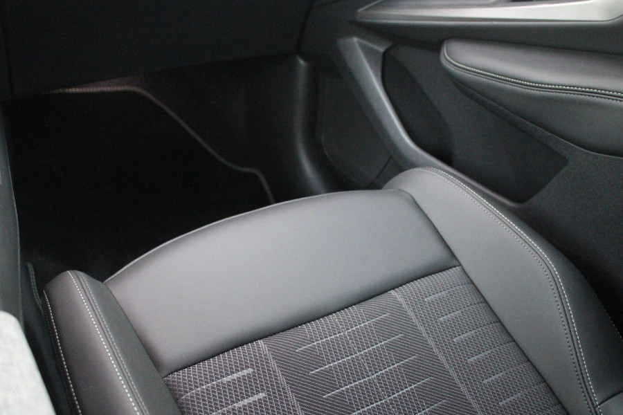 Peugeot 3008 1.2 Hybrid 145PK GT | ELEKTRISCH BEDIENBARE ACHTERKLEP | NAVIGATIE | DRAADLOZE APPLE CARPLAY/ANDROID AUTO | SFEER VERLICHTING | ACHTERUITRIJ CAMERA | PARKEERSENSOREN VOOR EN ACHTER | FULL LED KOPLAMPEN | KEYLESS ENTRY/START | ADAPTIVE CRUISE CONTROL | STOEL/STUUR VERWARMING | LICHTMETALEN VELGEN 19" | DAB+ RADIO |