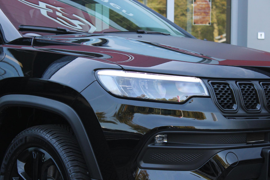 Jeep Compass 4xe 240PK Plug-in Hybrid Electric NORTH STAR | PANORAMA SCHUIF/KANTEL DAK | WINTERPACK: STOEL/STUUR/PARKEERNSENSOREN/RUITENSPROEIER VERWARMBAAR | SAFETY PACK: 360° CAMERA/DODEHOEK BEWAKING/BUITENSPIEGELS MET INSTAPVERLICHTING | 10,1" TOUCHSCREEN MET NAVIGATIE/ADAPTIVE CRUISE CONTROL INCL LANE CENTERING ASSIST/VERKEERSBORDEN INFORMATIE/DRAADLOZE TELEFOONLADER/HANDSFREE ELEKTRISCH BEDIENBARE ACHTERKLEP | PREMIUM AUDIO SYSTEEM MET 9 SPEAKERS & SUBWOOVER "ALPINE" | KEYLESS ENTRY | DRAADLOZE APPLE CARPLAY/ANDROID AUTO | 18" LICHTMETALEN VELGEN | ALL SEASON BANDEN |