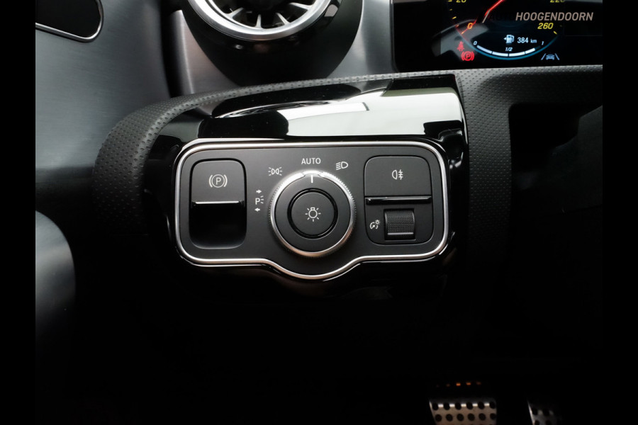 Mercedes-Benz CLA-Klasse Shooting Brake 180 Business Solution AMG (BURMESTER,PANORAMADAK,SFEERVERLICHTING,STOELVERWARMING,CARPLAY)