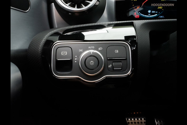 Mercedes-Benz CLA-Klasse Shooting Brake 180 Business Solution AMG (BURMESTER,PANORAMADAK,SFEERVERLICHTING,STOELVERWARMING,CARPLAY)