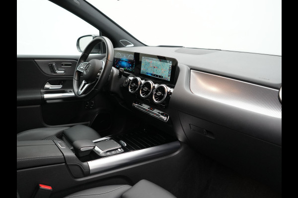 Mercedes-Benz B-Klasse 250 e Premium PHEV 218pk Dealer O.H. | Trekhaak Af Fabriek | Adaptive Cruise | Head Up | Burmester Audio | Camera | Lederen Sportstoelen Memory & Verwarmd | BLIS | Apple Carplay | Widescreen Navi | DAB | Plug In Hybrid |