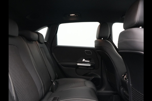 Mercedes-Benz B-Klasse 250 e Premium PHEV 218pk Dealer O.H. | Trekhaak Af Fabriek | Adaptive Cruise | Head Up | Burmester Audio | Camera | Lederen Sportstoelen Memory & Verwarmd | BLIS | Apple Carplay | Widescreen Navi | DAB | Plug In Hybrid |