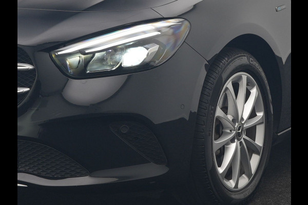 Mercedes-Benz B-Klasse 250 e Premium PHEV 218pk Dealer O.H. | Trekhaak Af Fabriek | Adaptive Cruise | Head Up | Burmester Audio | Camera | Lederen Sportstoelen Memory & Verwarmd | BLIS | Apple Carplay | Widescreen Navi | DAB | Plug In Hybrid |