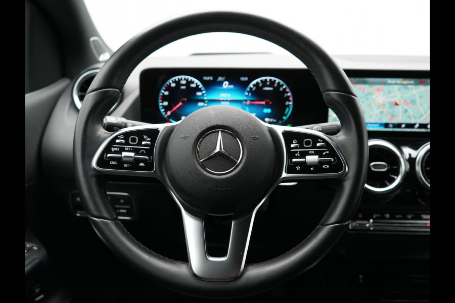 Mercedes-Benz B-Klasse 250 e Premium PHEV 218pk Dealer O.H. | Trekhaak Af Fabriek | Adaptive Cruise | Head Up | Burmester Audio | Camera | Lederen Sportstoelen Memory & Verwarmd | BLIS | Apple Carplay | Widescreen Navi | DAB | Plug In Hybrid |