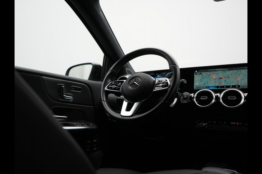 Mercedes-Benz B-Klasse 250 e Premium PHEV 218pk Dealer O.H. | Trekhaak Af Fabriek | Adaptive Cruise | Head Up | Burmester Audio | Camera | Lederen Sportstoelen Memory & Verwarmd | BLIS | Apple Carplay | Widescreen Navi | DAB | Plug In Hybrid |
