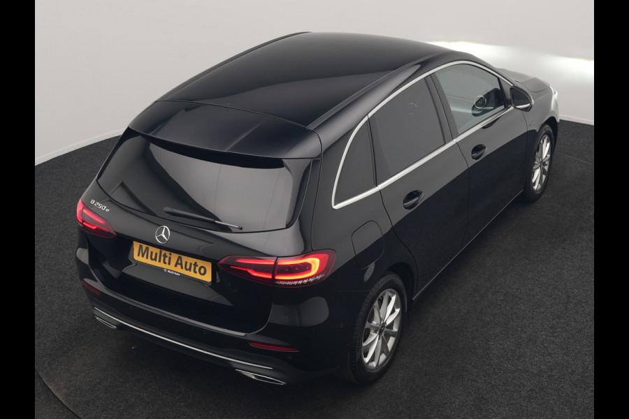 Mercedes-Benz B-Klasse 250 e Premium PHEV 218pk Dealer O.H. | Trekhaak Af Fabriek | Adaptive Cruise | Head Up | Burmester Audio | Camera | Lederen Sportstoelen Memory & Verwarmd | BLIS | Apple Carplay | Widescreen Navi | DAB | Plug In Hybrid |