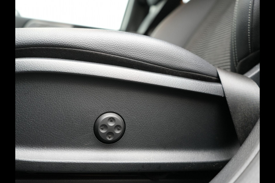 Mercedes-Benz B-Klasse 250 e Premium PHEV 218pk Dealer O.H. | Trekhaak Af Fabriek | Adaptive Cruise | Head Up | Burmester Audio | Camera | Lederen Sportstoelen Memory & Verwarmd | BLIS | Apple Carplay | Widescreen Navi | DAB | Plug In Hybrid |