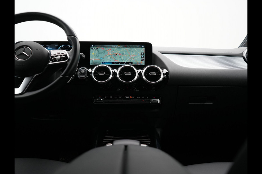 Mercedes-Benz B-Klasse 250 e Premium PHEV 218pk Dealer O.H. | Trekhaak Af Fabriek | Adaptive Cruise | Head Up | Burmester Audio | Camera | Lederen Sportstoelen Memory & Verwarmd | BLIS | Apple Carplay | Widescreen Navi | DAB | Plug In Hybrid |