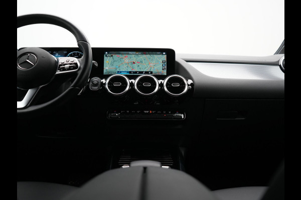 Mercedes-Benz B-Klasse 250 e Premium PHEV 218pk Dealer O.H. | Trekhaak Af Fabriek | Adaptive Cruise | Head Up | Burmester Audio | Camera | Lederen Sportstoelen Memory & Verwarmd | BLIS | Apple Carplay | Widescreen Navi | DAB | Plug In Hybrid |