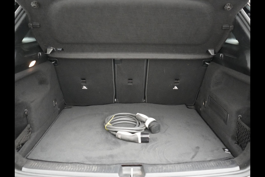 Mercedes-Benz B-Klasse 250 e Premium PHEV 218pk Dealer O.H. | Trekhaak Af Fabriek | Adaptive Cruise | Head Up | Burmester Audio | Camera | Lederen Sportstoelen Memory & Verwarmd | BLIS | Apple Carplay | Widescreen Navi | DAB | Plug In Hybrid |