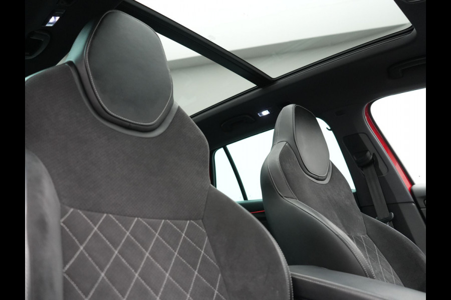 Škoda Superb Combi 1.4 TSI iV Sportline Business PHEV 218pk Dealer O.H. | Trekhaak Af Fabriek | Panodak | Adaptive Cruise | SOH 89,8% | Camera | Canton Audio | Alcantara Sportstoelen Memory & Verwarmd | Stuur Verwarmd | Sfeerverlichting | Keyless | BLIS | Crystal Plug In Hybrid |