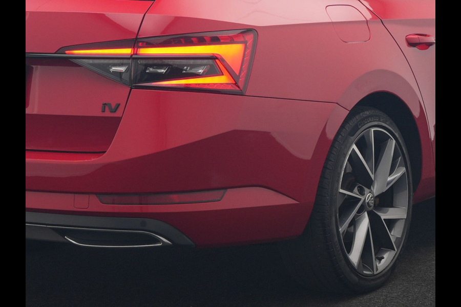 Škoda Superb Combi 1.4 TSI iV Sportline Business PHEV 218pk Dealer O.H. | Trekhaak Af Fabriek | Panodak | Adaptive Cruise | SOH 89,8% | Camera | Canton Audio | Alcantara Sportstoelen Memory & Verwarmd | Stuur Verwarmd | Sfeerverlichting | Keyless | BLIS | Crystal Plug In Hybrid |