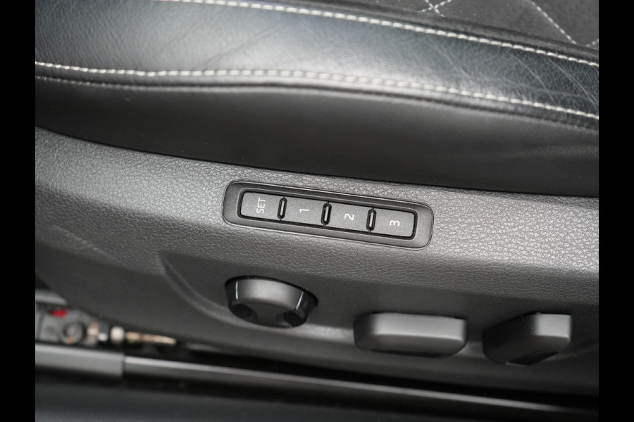 Škoda Superb Combi 1.4 TSI iV Sportline Business PHEV 218pk Dealer O.H. | Trekhaak Af Fabriek | Panodak | Adaptive Cruise | SOH 89,8% | Camera | Canton Audio | Alcantara Sportstoelen Memory & Verwarmd | Stuur Verwarmd | Sfeerverlichting | Keyless | BLIS | Crystal Plug In Hybrid |