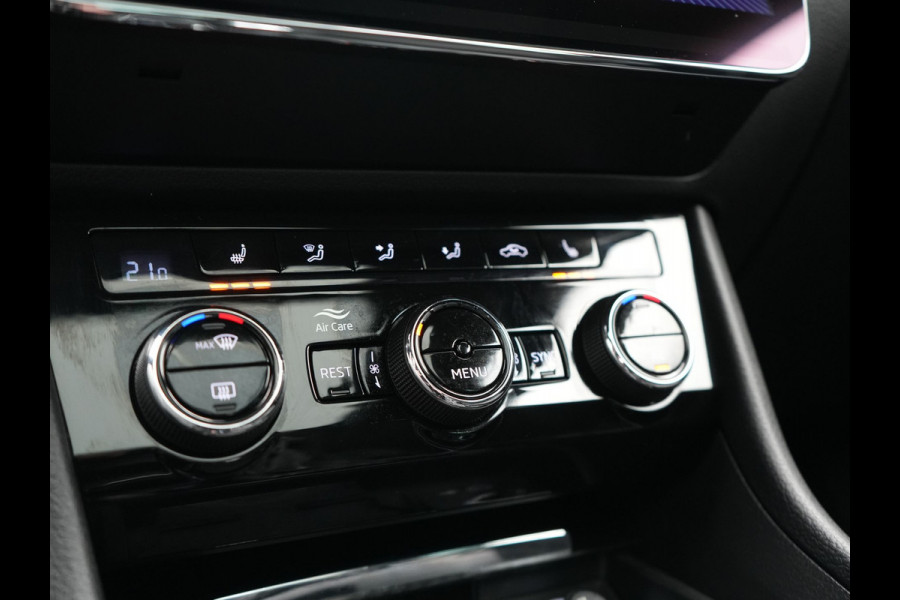 Škoda Superb Combi 1.4 TSI iV Sportline Business PHEV 218pk Dealer O.H. | Trekhaak Af Fabriek | Panodak | Adaptive Cruise | SOH 89,8% | Camera | Canton Audio | Alcantara Sportstoelen Memory & Verwarmd | Stuur Verwarmd | Sfeerverlichting | Keyless | BLIS | Crystal Plug In Hybrid |
