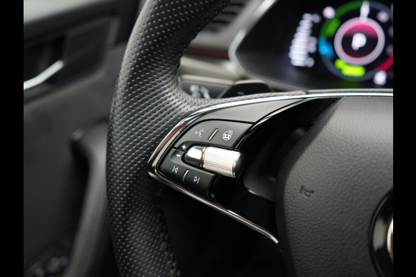 Škoda Superb Combi 1.4 TSI iV Sportline Business PHEV 218pk Dealer O.H. | Trekhaak Af Fabriek | Panodak | Adaptive Cruise | SOH 89,8% | Camera | Canton Audio | Alcantara Sportstoelen Memory & Verwarmd | Stuur Verwarmd | Sfeerverlichting | Keyless | BLIS | Crystal Plug In Hybrid |