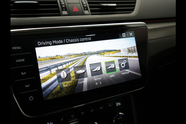 Škoda Superb Combi 1.4 TSI iV Sportline Business PHEV 218pk Dealer O.H. | Trekhaak Af Fabriek | Panodak | Adaptive Cruise | SOH 89,8% | Camera | Canton Audio | Alcantara Sportstoelen Memory & Verwarmd | Stuur Verwarmd | Sfeerverlichting | Keyless | BLIS | Crystal Plug In Hybrid |