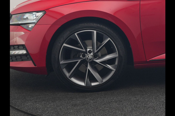 Škoda Superb Combi 1.4 TSI iV Sportline Business PHEV 218pk Dealer O.H. | Trekhaak Af Fabriek | Panodak | Adaptive Cruise | SOH 89,8% | Camera | Canton Audio | Alcantara Sportstoelen Memory & Verwarmd | Stuur Verwarmd | Sfeerverlichting | Keyless | BLIS | Crystal Plug In Hybrid |