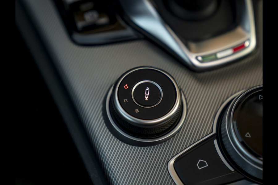 Alfa Romeo Stelvio 2.0T 280pk AWD Veloce | Pano-dak | CarPlay | Adapt. cruise | Lederen dash.
