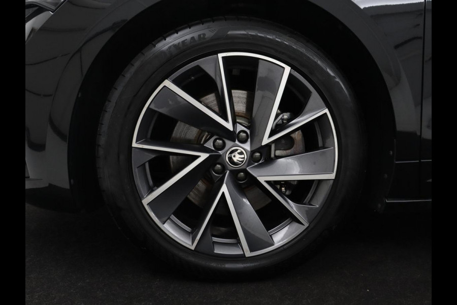 Škoda Enyaq iV 80 Sportline | SOH 93,3% | Leder/alcantara | Stuur/stoel verwarming | Cruise control | Carplay | Camera | Park assist | Sfeerverlichting | Full LED