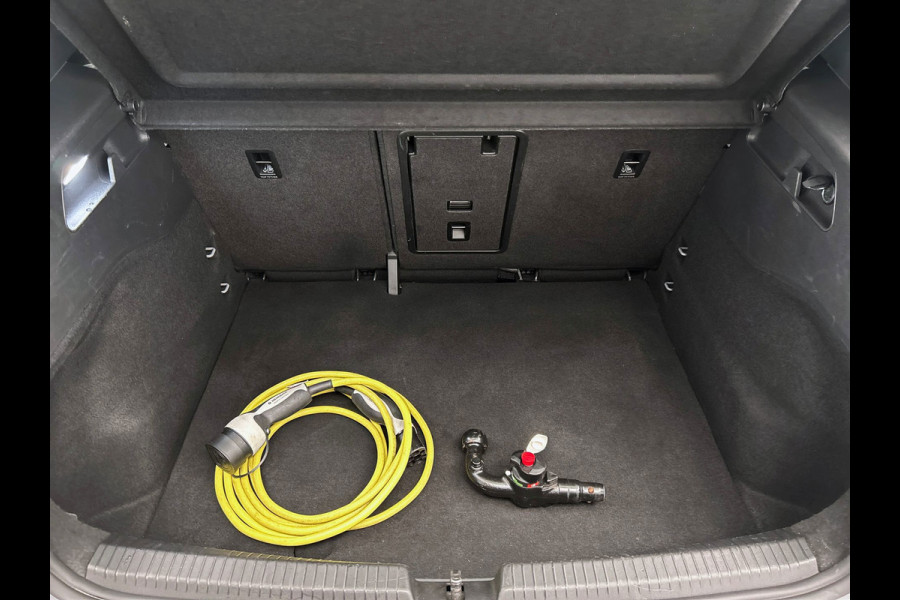Volkswagen ID.3 First Plus 58 kWh | Origineel NL | Adapt. Cruise | Camera | Trekhaak | Carplay | Stoel/Stuur Verwarming |