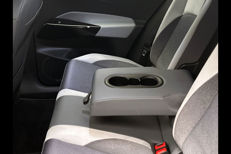 Volkswagen ID.3 First Plus 58 kWh | Origineel NL | Adapt. Cruise | Camera | Trekhaak | Carplay | Stoel/Stuur Verwarming |