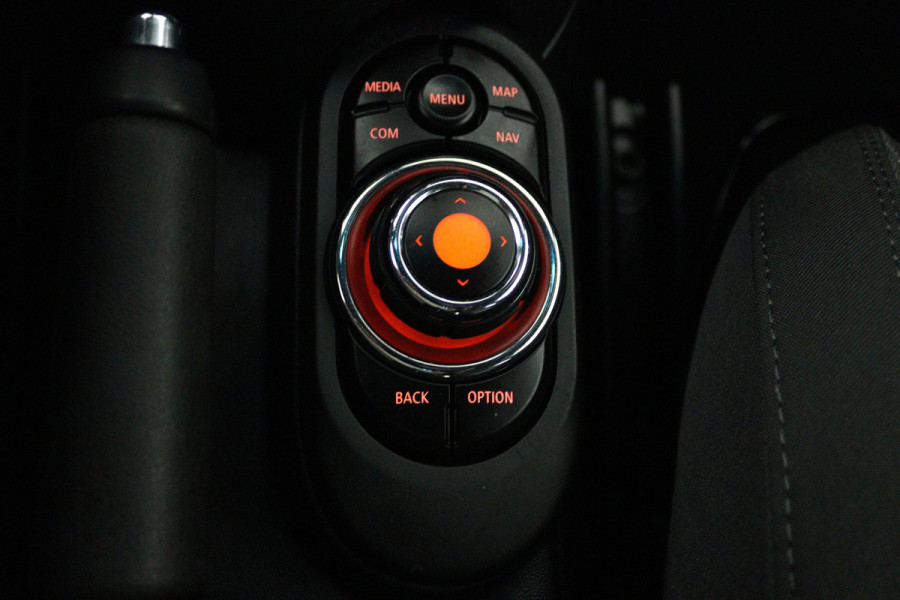 MINI 5-deurs 1.5 Cooper Chili (NAVIGATIE, CRUISE CONTROL, PARKEERSENSOREN, CARPLAY)