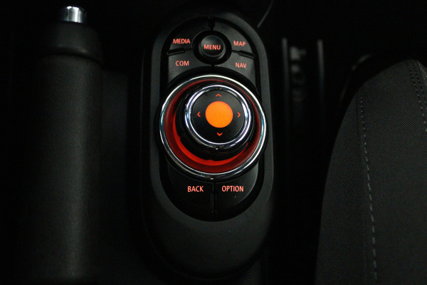 MINI 5-deurs 1.5 Cooper Chili (NAVIGATIE, CRUISE CONTROL, PARKEERSENSOREN, CARPLAY)