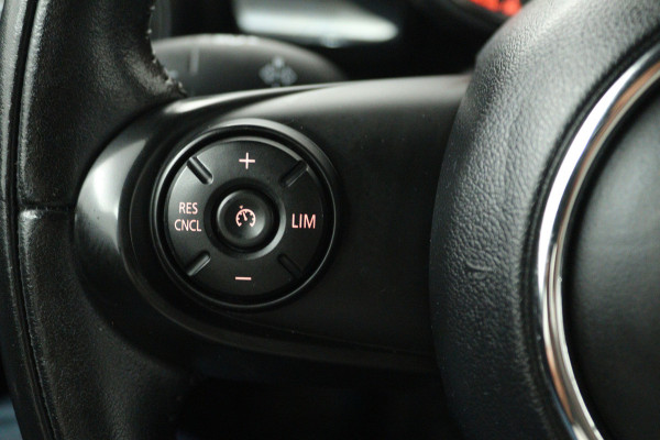 MINI 5-deurs 1.5 Cooper Chili (NAVIGATIE, CRUISE CONTROL, PARKEERSENSOREN, CARPLAY)