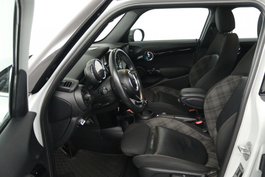 MINI 5-deurs 1.5 Cooper Chili (NAVIGATIE, CRUISE CONTROL, PARKEERSENSOREN, CARPLAY)