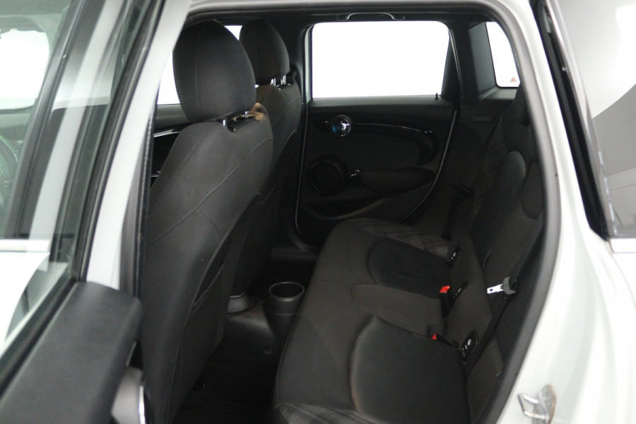 MINI 5-deurs 1.5 Cooper Chili (NAVIGATIE, CRUISE CONTROL, PARKEERSENSOREN, CARPLAY)