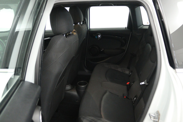 MINI 5-deurs 1.5 Cooper Chili (NAVIGATIE, CRUISE CONTROL, PARKEERSENSOREN, CARPLAY)
