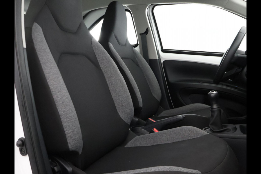 Toyota Aygo X 1.0 VVT-i MT Play | SLECHTS 5.300 KM! | Apple Carplay & AndroidAUTO | Camera | 1e eigenaar |
