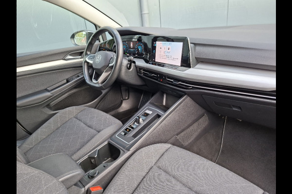 Volkswagen Golf Variant 1.0 Life AUTOMAAT * Parkeerhulp * Climate control * Carplay